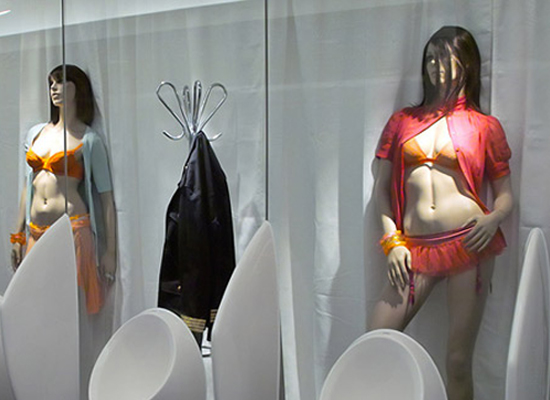Mua bán dâm diễn ra ở cả những nơi công cộng, kể cả trong nhà vệ sinh