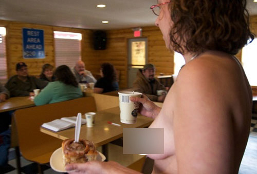 Quán cafe hút khách bằng... nữ phục vụ bán nude