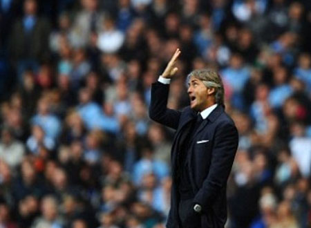 Nội bộ Man City dậy sóng, Mancini xô ngã Balotelli