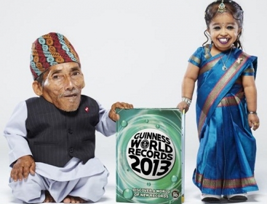 Hai kỷ lục gia nhỏ nhất thế giới quảng bá cuốn sách Guinness 2013