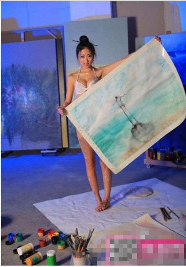 Trung Quốc : Nữ họa sĩ khỏa thân, dùng ngực vẽ tranh 12