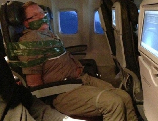 Người đàn ông bị trói trên máy bay