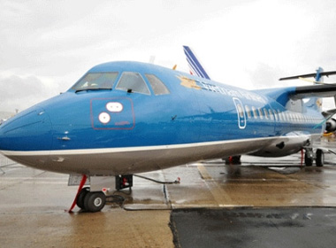 Máy bay ATR 72 của VNA bị gãy càng, rơi lốp
