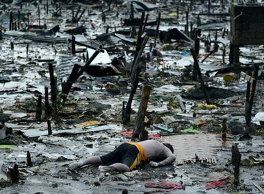 Chùm ảnh: Những thi thể nằm la liệt gây ám ảnh trong siêu bão Haiyan 