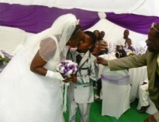 Đám cưới của cậu bé Sanele Masilela (8 tuổi) với bà Helen Shabangu (61 tuổi).