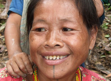 Một phụ nữ ở làng Mantawai với hàm răng nhọn như quỷ.