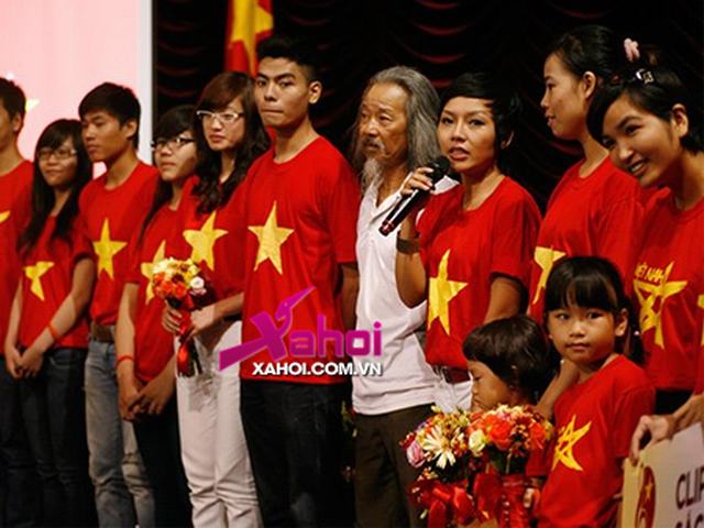 Thái Thùy Linh bức xúc vì bị ném đá giải thưởng “Gương mặt trẻ tiêu biểu 2012”