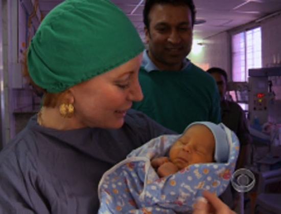 Dana và Sumanth vui mừng khi bé Ethan chào đời. Ảnh: CBS News