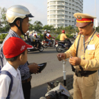 Từ 8/4, Cảnh sát giao thông Hà Nội sẽ ra quân xử phạt khi trẻ em ngồi sau xe máy không đội mũ bảo hiểm.