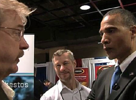 Ông Larry Graves trong vai Tổng thống Obama tại hội nghị ở Arlington, Virginia.