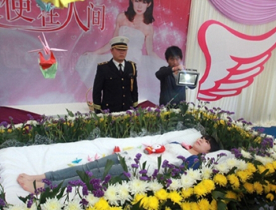 Zeng Jia tại đám tang của chính cô. Ảnh: CEN