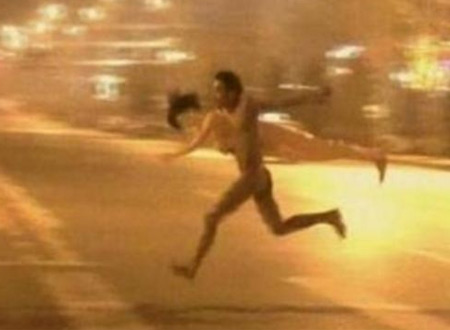 Người đàn ông ôm chặt con búp bê tình dục chạy ngang qua đường
