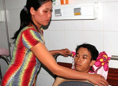 Vi phạm luật giao thông, cầm dao đâm trọng thương công an
