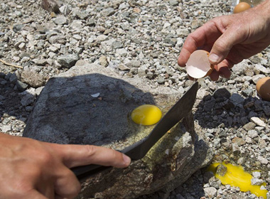 Rán trứng trên đá trong điều kiện thời tiết nóng bất thường ở các bang California, Arizona và những khu vực khác ở miền Tây nước Mỹ.