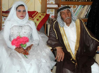 Cụ Musali Mohammed al-Mujamaie  cùng vợ mới cưới. Ảnh Thenewstribe