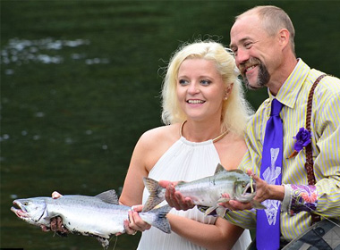 Kadie Walsh và Dake Schmidt trao nhau con cá hồi