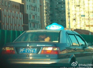 Vừa qua, một cư dân mạng có nickname Frida 1986 đã đăng tải những bức hình chụp cảnh một cặp đôi ngang nhiên làm “chuyện ấy” trên xe taxi. Theo Frida 1986, vụ việc trên xảy ra tại một chiếc cầu vượt ở thành phố Thượng Hải, Trung Quốc.