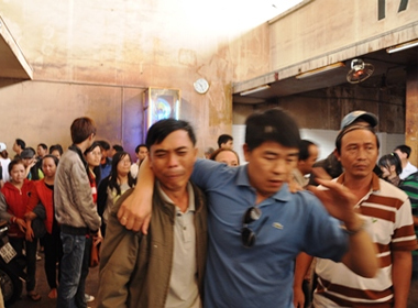 Nổ nhà trọ làm 4 sinh viên chết cháy: Đau thương thấu trời