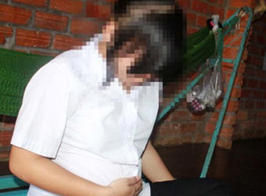  Cô dâu 15 tuổi bụng bầu, chú rể bị bắt ngay sau đám cưới