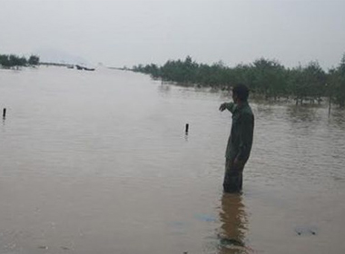 Thanh Hóa: Sóng đánh chìm thuyền chở 20 người