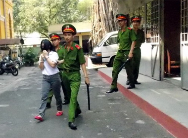 Kinh hoàng vợ hai lần xách dao đuổi chém chồng vì ghen tuông