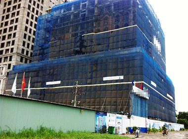 Gió lốc gây sập tường, 2 công nhân bị đè chết ở Sài Gòn