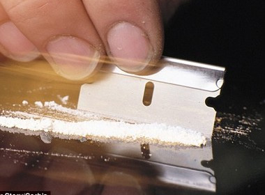 Vỡ túi cocaine trong bụng khách, máy bay hạ cánh gấp