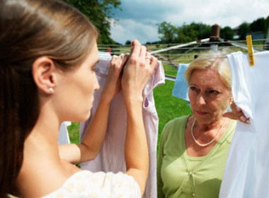 Tôi kẹt cứng giữa 'cuộc chiến' của mẹ và vợ 