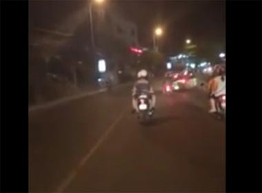 Clip phản cảm quay lén cô gái đi đường bị tốc váy