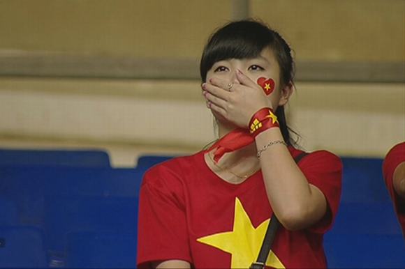 Truy tìm fan nữ rơi nước mắt khi U19 Việt Nam thất bại