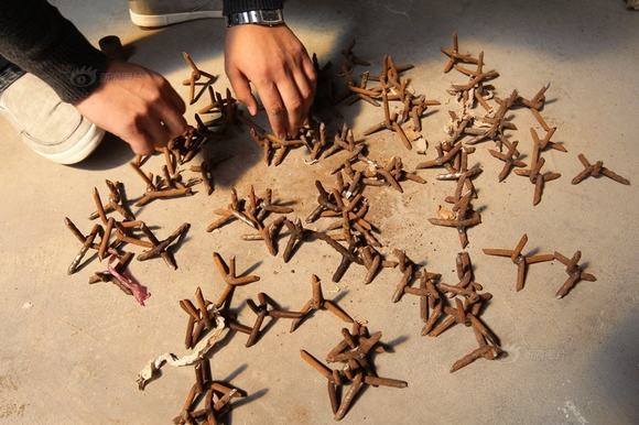 bat-giu-bang-nhom-cuot-giua-duong