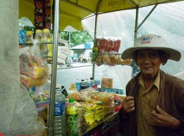 'Gian hàng tình thương' của cụ ông 80 tuổi nuôi 3 miệng ăn