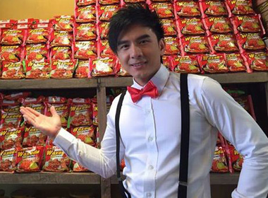 Đan Trường đeo nơ đỏ đóng quảng cáo mì khiến fan bất ngờ