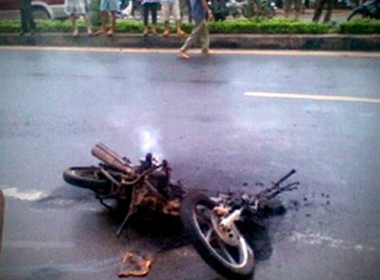 Rút thắt lưng đánh cảnh sát giao thông khi bị kiểm tra