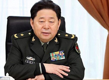 Quan tham Trung Quốc mang một tạ vàng đi hối lộ