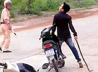 Đánh cảnh sát giao thông, cướp tiền và xe tang vật