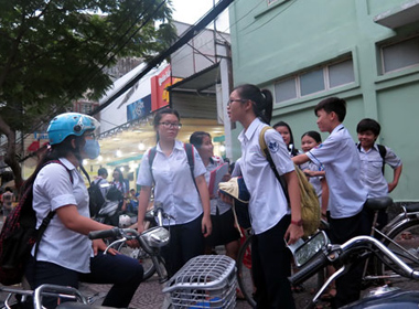 Dạy thêm học thêm bậc tiểu học: Vì lợi ích người lớn, không vì học trò