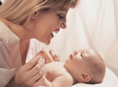 Kiểu nuôi con 'buồn cười' của những mẹ mê 'giáo dục sớm'