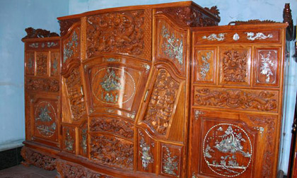 Chuyện về chiếc tủ gỗ sưa trăm triệu ở bản Lưu Phong