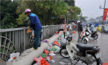 Hà Nội: Sốc với cảnh rác ngập thành cầu sau lễ thả cá chép tiễn ông Táo 