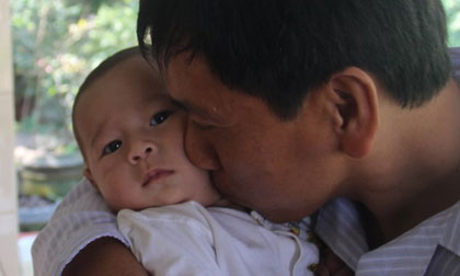 Cuộc sống mới của bố con bé “văng khỏi bụng mẹ”