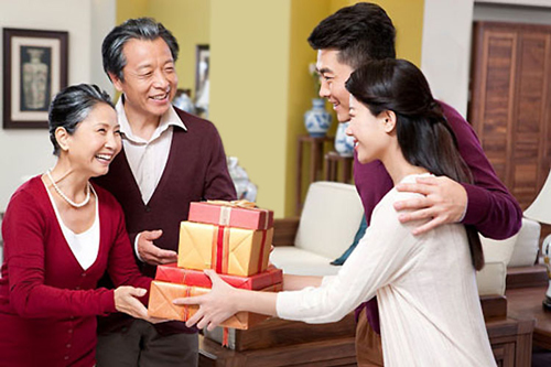 Tặng quà giản dị, tôi bị bố vợ khinh ra mặt hôm Tất niên