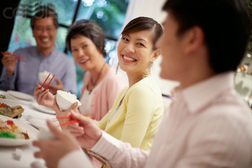 Tặng quà giản dị, tôi bị bố vợ khinh ra mặt hôm Tất niên