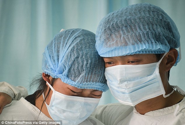 TQ: Bố mẹ nghẹn ngào từ biệt để bé trai hiến tạng - 3