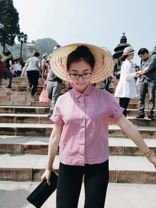 Dàn hot girl hot boy đội nón lá đeo kính đen đi chùa Hương
