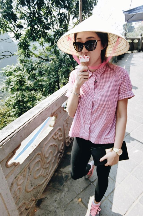 Dàn hot girl hot boy đội nón lá đeo kính đen đi chùa Hương