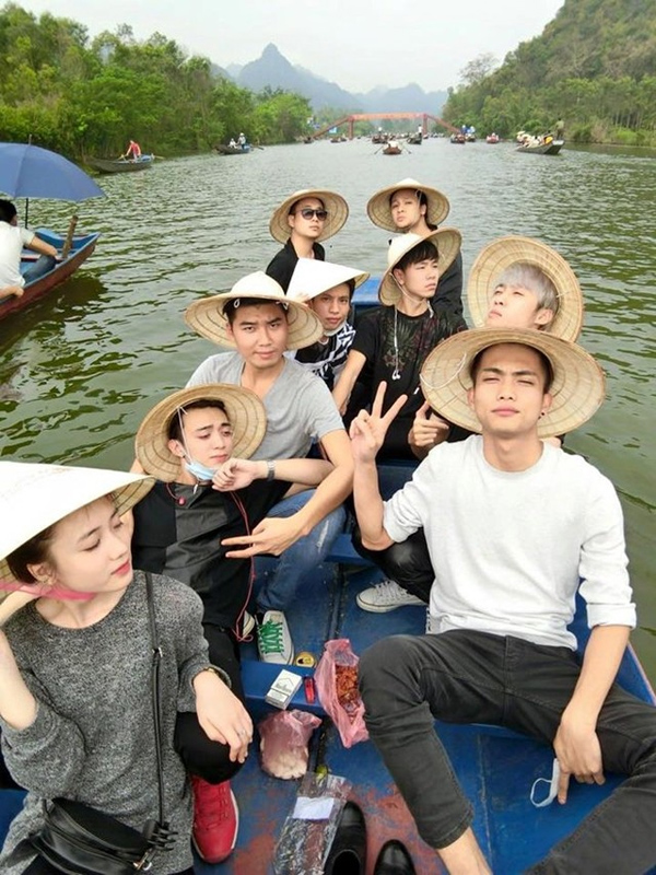 Dàn hot girl hot boy đội nón lá đeo kính đen đi chùa Hương
