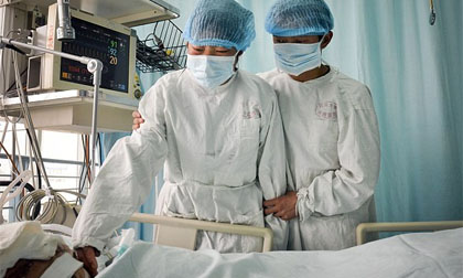 TQ: Bố mẹ nghẹn ngào từ biệt để bé trai hiến tạng