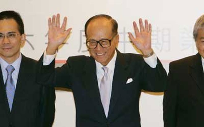 17. Li Ka-Shing<br><br>Giá trị tài sản ròng: 33,3 tỷ USD<br>Tăng/giảm tài sản trong năm 2014: +2,3 tỷ USD<br>Tăng/giảm vị trí trong xếp hạng: +3 bậc<br>Nguồn tài sản chính: Tập đoàn xây dựng và cảng biển Hutchison Whampoa<br>Quốc gia: Hồng Kông (Trung Quốc) 17. Li Ka-Shing<br><br>Giá trị tài sản ròng: 33,3 tỷ USD<br>Tăng/giảm tài sản trong năm 2014: +2,3 tỷ USD<br>Tăng/giảm vị trí trong xếp hạng: +3 bậc<br>Nguồn tài sản chính: Tập đoàn xây dựng và cảng biển Hutchison Whampoa<br>Quốc gia: Hồng Kông (Trung Quốc)