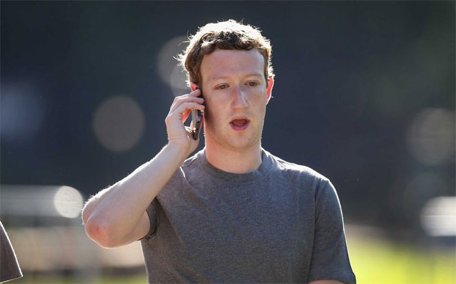 16. Mark Zuckerberg<br><br>Giá trị tài sản ròng: 33,4 tỷ USD<br>Tăng/giảm tài sản trong năm 2014: +4,9 tỷ USD<br>Tăng/giảm vị trí trong xếp hạng: +5 bậc<br>Nguồn tài sản chính: Mạng xã hội Facebook<br>Quốc gia: Mỹ